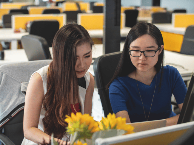 Mimi Thian photo, Unsplash, two Asian women working at a computer, managing a project